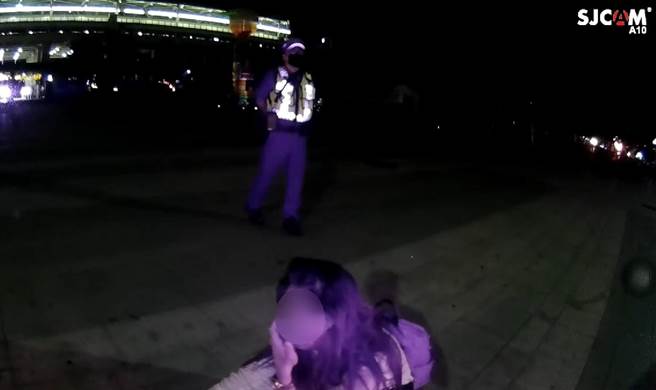 员警巡逻听闻哭声，发现31岁的菲籍贾姓女子蹲在地上哭泣。（台中市警察局第三分局提供／冯惠宜台中传真）