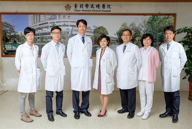 台北荣总导管瓣膜团队，心臟外科张效煌医师(左3) 心臟内科陈婴华医师(中)。(图/台北荣总提供)