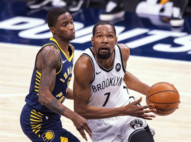 杜兰特(右)30日火力全开，攻下追平本季最高的42分。(美联社)