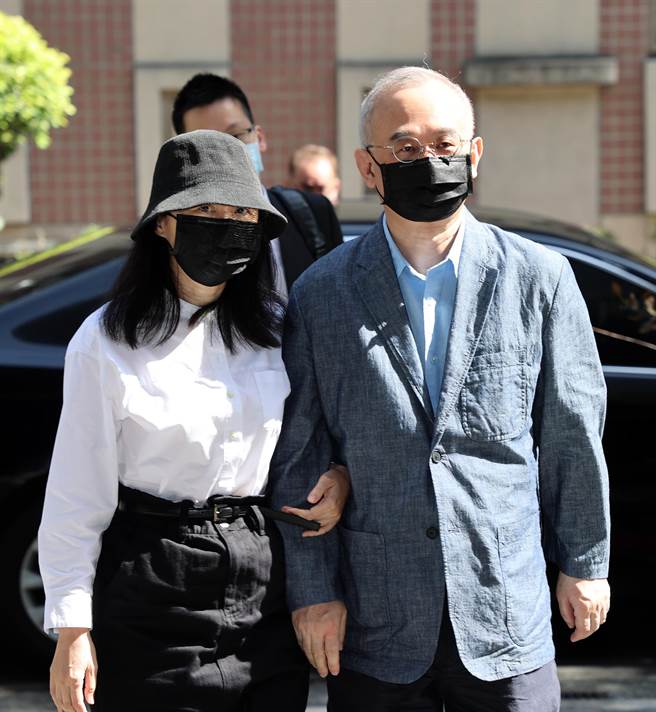 两人出庭应讯。（赵双杰摄）