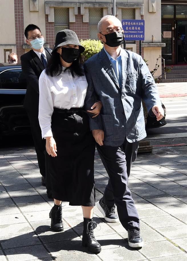 两人出庭应讯。（赵双杰摄）