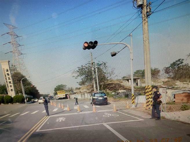 张姓女学生早上被公车撞倒，当场无生命徵象，送医急救中。（民眾提供／陈淑娥台中传真）