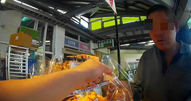 台中市一名男子睡在超商内，警方到场除提供其饮食充飢外，还助他返家。（民眾提供／卢金足台中传真）