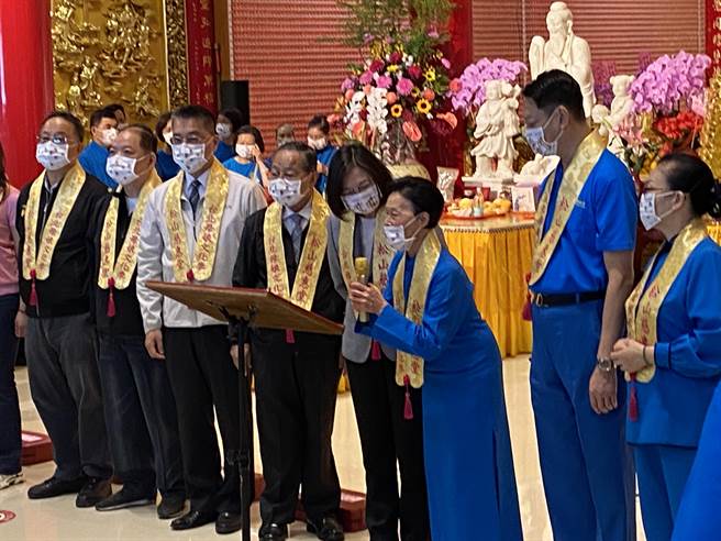 总统蔡英文在内政部长徐国勇、总统府国策顾问黄承国陪同下，今早9点一同到松山慈惠堂「母娘文化祭」参加起驾仪式。（游念育摄）