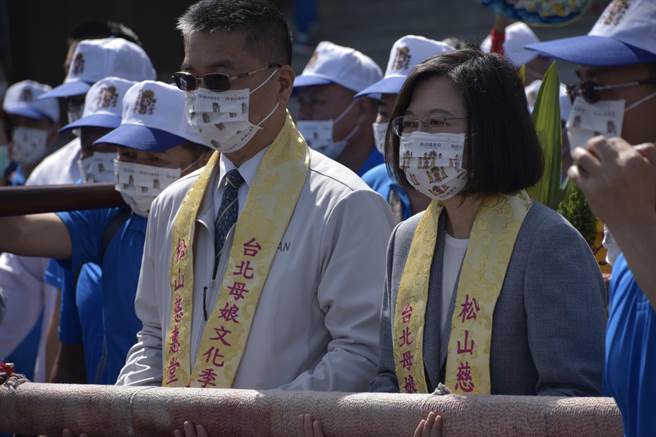 蔡英文与徐国勇一同出席母娘文化祭。（游念育摄）