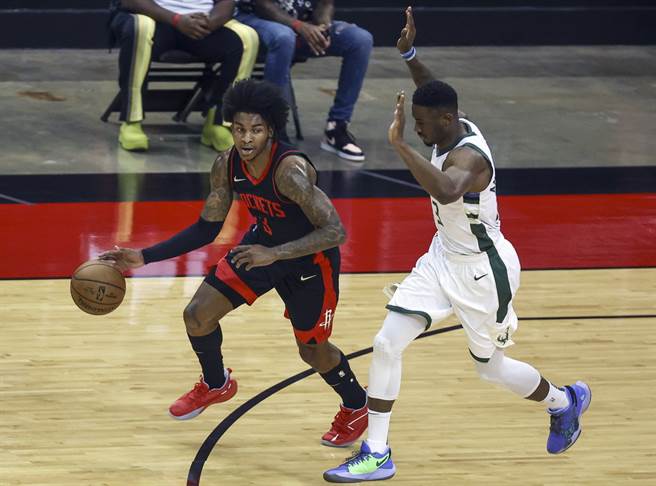 火箭后卫凯文波特(左)30日轰下生涯新高50分。(美联社)