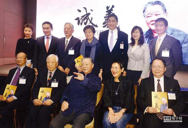 东和钢铁荣誉董事长侯贞雄（前排中）本报资料照片