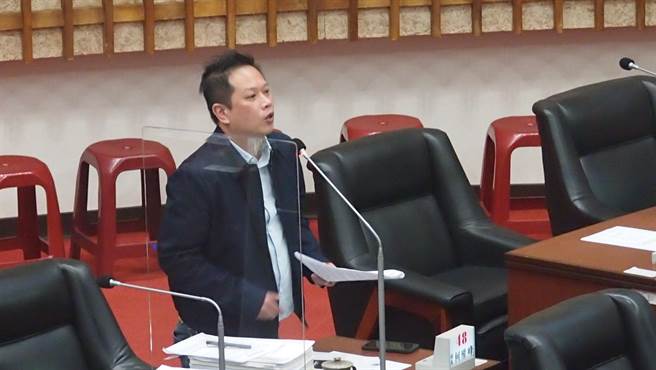 高雄巿議員何權峰30日針對高雄巿長官邸使用情形提出質詢。（曹明正攝）