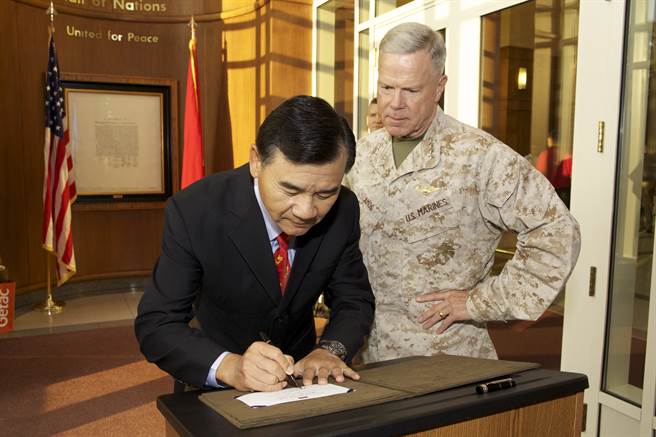 海恩斯警告，破坏台海战略模糊会导致大陆更积极破坏美国全球利益。图为台湾陆战队中将潘进隆，赴美与美陆战队官员交流。(图/DVIDS)