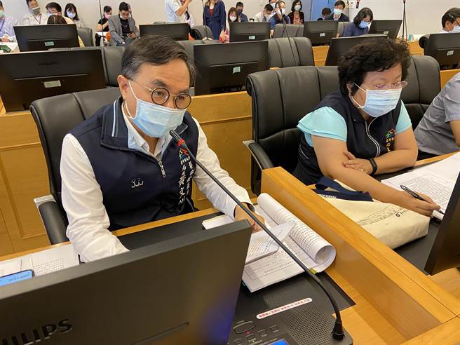 都發局長黃文彬今天在法規委會提出《台中市營建賸餘土石方管理自治條例」條例部分條例修正，要求建築工程及公共工程，其中包括自辦市地重劃的賸餘土石方運送車輛，必須裝設全球定位系統GPS設備。（盧金足攝）