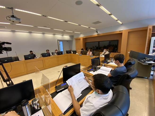 都發局30日在市議會法規委員會提案修正《台中市營建賸餘土石方管理自治條例」條例部分條例修正，藍綠議員一致同意通過，將送大會審議。（盧金足攝）