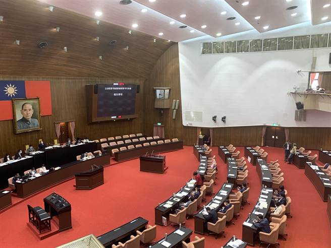 立法院会今三读通过过《文化艺术奖助及促进条例》，文物、艺术品拍卖所得实质税率降至1.2％，但设下10年落日条款。（林缙明摄）