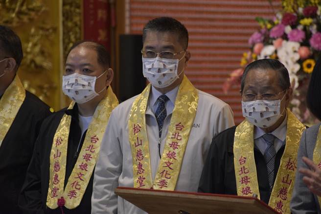 徐国勇解释，去年赵介佑的祖父80大寿时，他有出席祝寿，当时赵介佑来照相，他也不知道赵介佑是大老的孙子。(游念育摄）