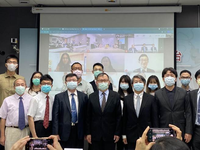 阳明交通大学今(30)日召开记者会，宣布与马来亚大学展开跨国合作，共同开发抑制新冠病毒感染药物筛选平台，20分钟就能侦测感染抑制药物。(李侑珊摄)