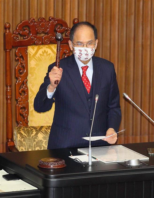 立法院30日在院长游锡堃（如图）敲搥下，三读通过《文化艺术奖助及促进条例》。（张铠乙摄）