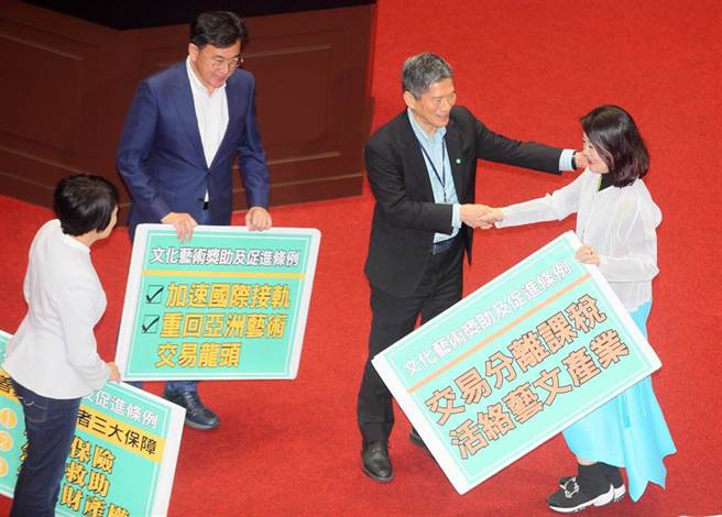 立法院30日三读通过《文化艺术奖助及促进条例》，文化部长李永得（右二）在议场与支持的立委们握手致意。（张铠乙摄）