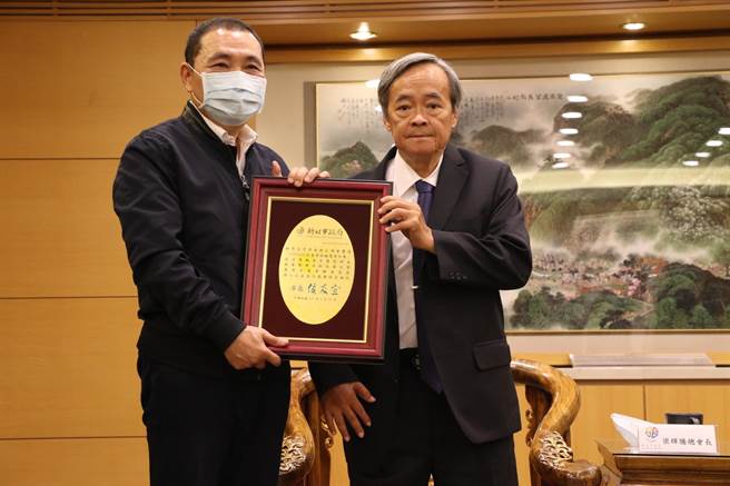 侯友宜颁赠感谢牌给世界台湾商会联合总会长梁辉腾（右）。（社会局提供）