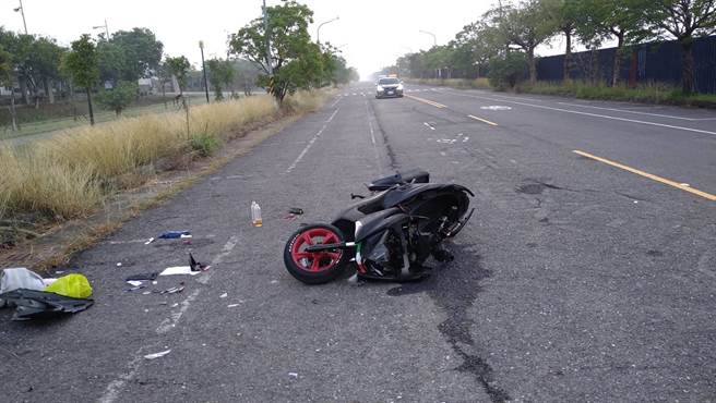 王男凌晨受傷臥倒路邊，路人發現以為他出車禍，向警方報案。(警方提供／林雅惠高雄傳真)