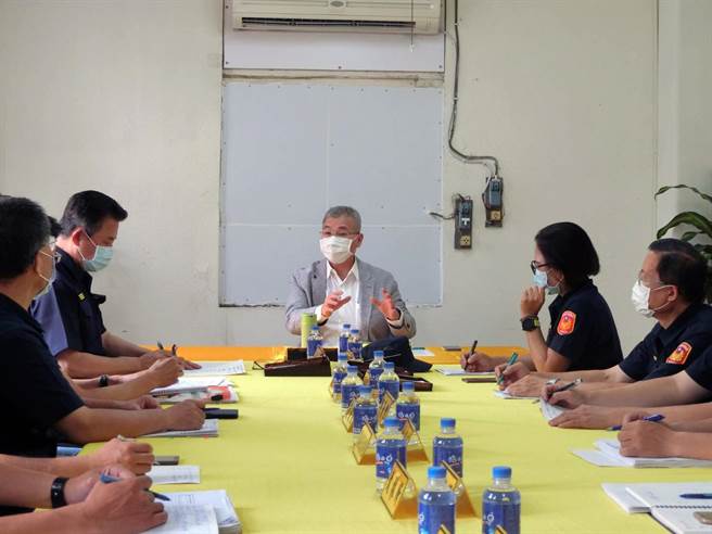 台南市警察局长方仰寧（中）落实「走动式管理」，29日前往警六分局金华派出所与基层员警座谈。（南市警六分局提供／洪荣志台南传真）