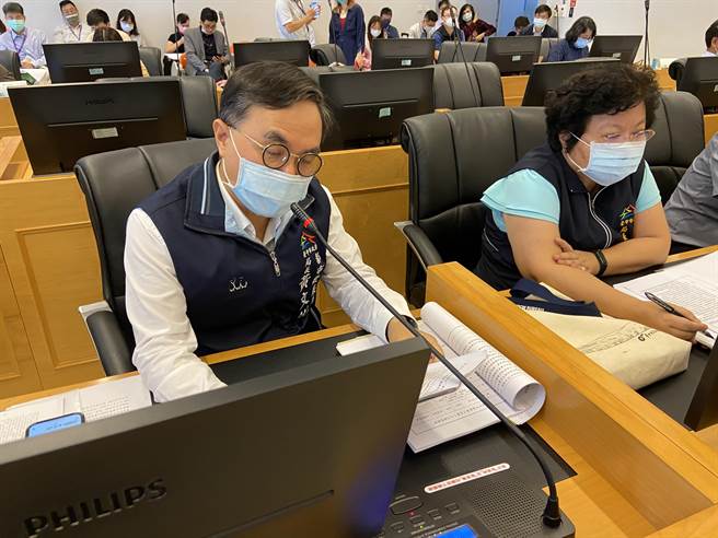 都发局长黄文彬今天在法规委会提出《台中市营建剩余土石方管理自治条例」条例部分条例修正，要求建筑工程及公共工程，其中包括自办市地重划的剩余土石方运送车辆，必须装设全球定位系统GPS设备。（卢金足摄）