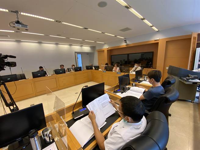 都发局30日在市议会法规委员会提案修正《台中市营建剩余土石方管理自治条例」条例部分条例修正，蓝绿议员一致同意通过，将送大会审议。（卢金足摄）