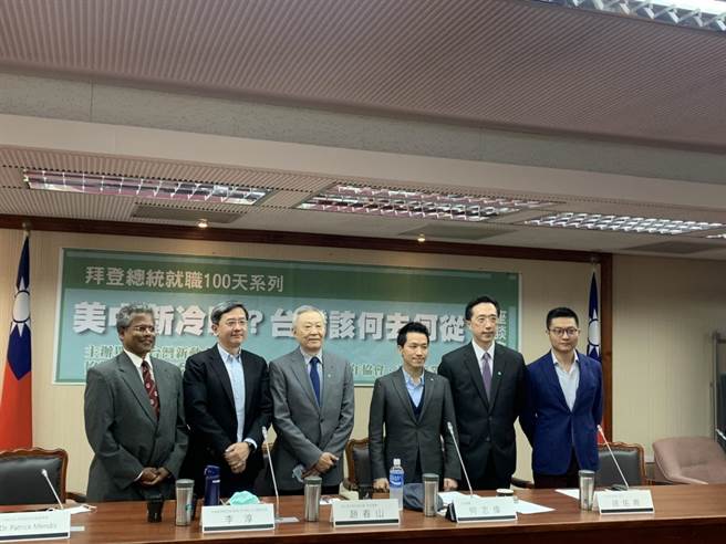 美國總統拜登就職100天，民進黨立委何志偉今天舉辦「美中新冷戰？台灣該何去何從？ 」座談會，研判國際情勢未來發展以及在美中關係下台灣又該如何定位。（楊孟立攝）