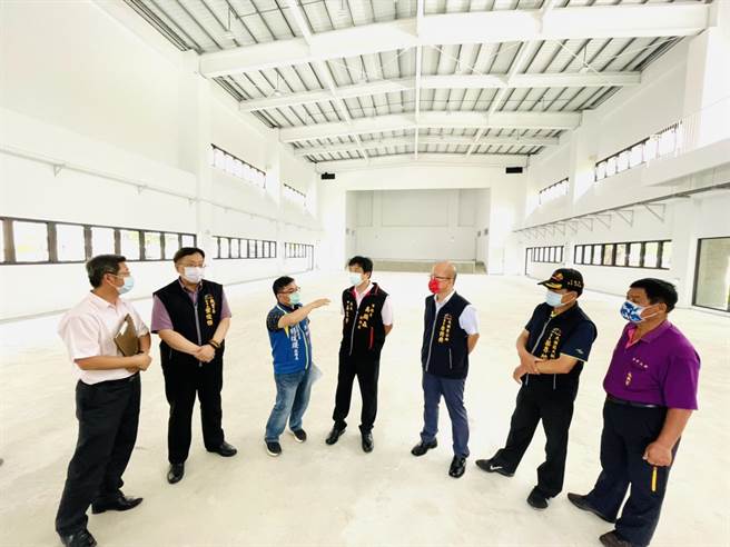 台中市上枫国小活动中心只完成「毛胚屋」，立委杨琼璎、市议员吴显森争取1170万元扩充经费。（王文吉摄）