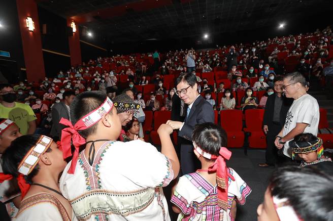 高雄市长陈其迈出席公益包场看《听见歌再唱》活动。（柯宗纬翻摄）