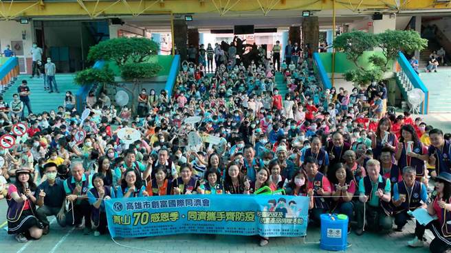 高市创富同济会赠青山国小防疫神器，让学童向虫虫危机说掰掰。（柯宗纬摄）