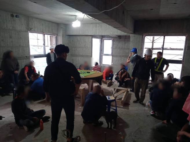 桃園市龜山警分局偵查隊接獲線報，龜山區文青里某工地有職業賭場，幹員喬裝買房客人每日前往工地察看，果然發現文化一路新建住宅工地有隱藏流動性天九牌職業賭場。（警方提供／賴佑維桃園傳真）