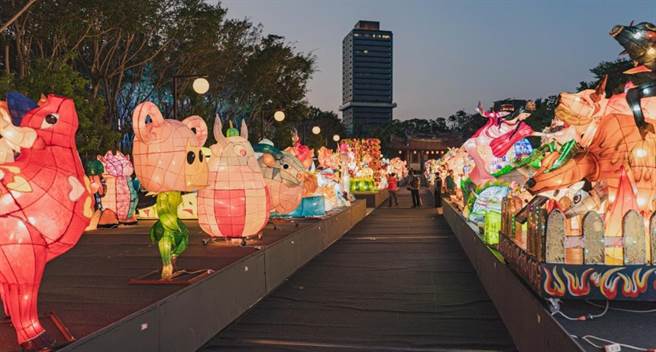 劳动节3天连假今天展开，在新竹市孔庙广场展出的全台最后1场大型花灯展也将在本周日落幕。（陈育贤摄）