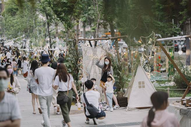 新竹市政府明天将加码活动内容，再推出80个摊位的「森微光市集」。（新竹市政府提供／陈育贤新竹传真）