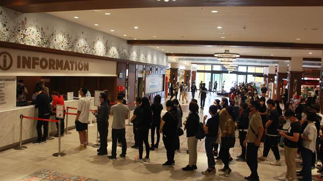 民眾大排长龙领取「500元宠妈Coupon券」。（丽宝Outlet提供／陈淑娥台中传真）