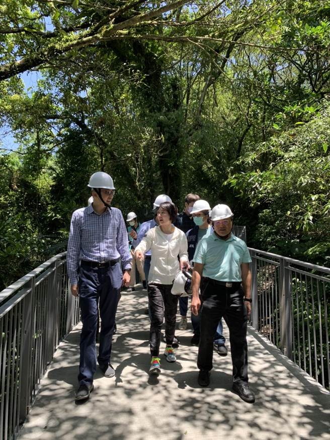 新北市副市長謝政達今視察友善步道工程進度。（新北市觀光旅遊局提供）