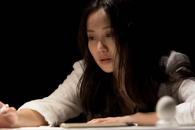 王喬尹日前拍攝〈伸手就摸著月光〉MV。（新視紀整合行銷提供）