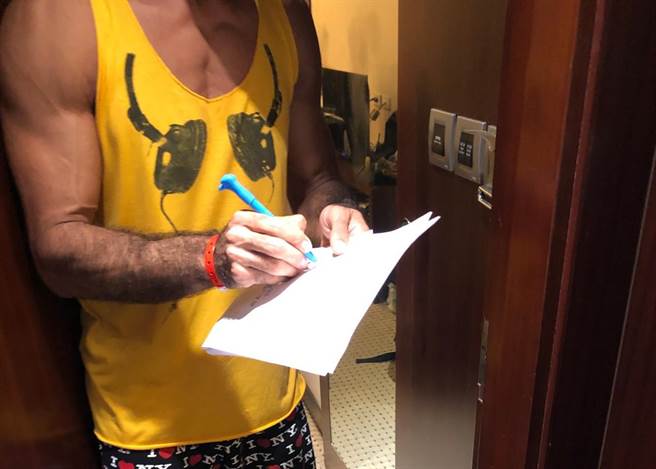 日前逃离居家检疫、偷跑到屏东恒春垦丁参加铁人三项的科威特籍男子，在高雄检疫所直接刷卡结清30万元罚锾。（行政执行署高雄分署提供／袁庭尧高雄传真）