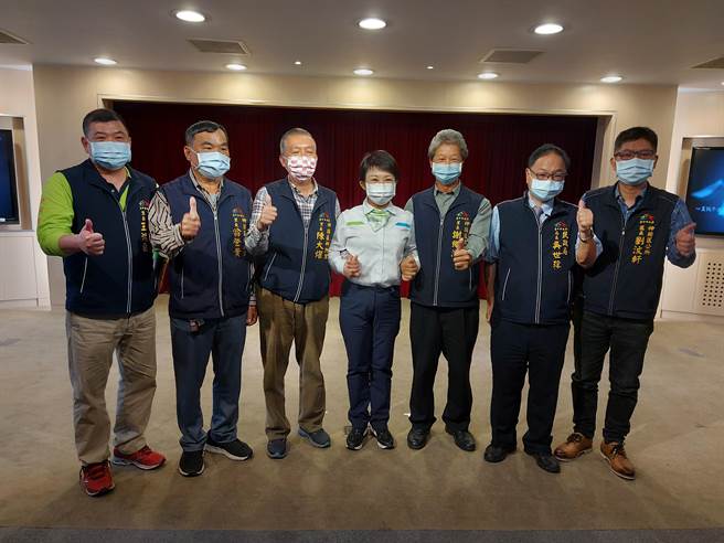 台中市長盧秀燕照顧里鄰長全民健保權益，綜合考量核撥二備金支應，照顧里鄰長健保權益不受影響。（盧金足攝）