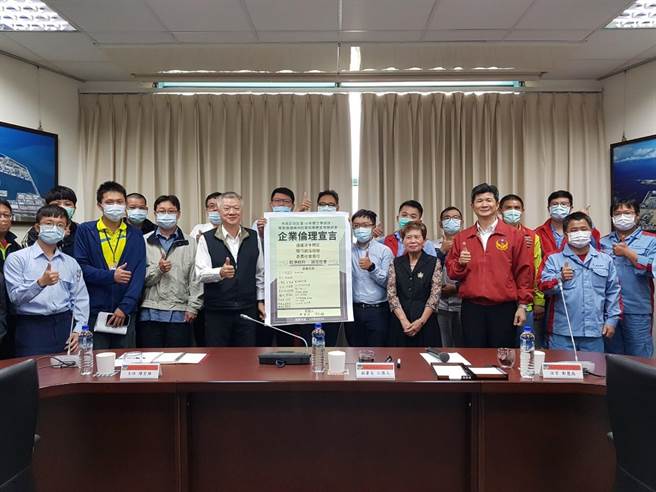 「鐵娘子」外號之稱的前臺北地院法官鄭麗燕企業代表開講。（消防署提供）