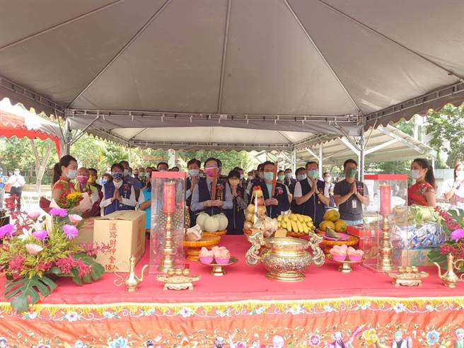 台中市客委会主委江俊龙率与会贵宾焚香祝祷工程顺利。（东势区公所提供／王文吉台中传真）