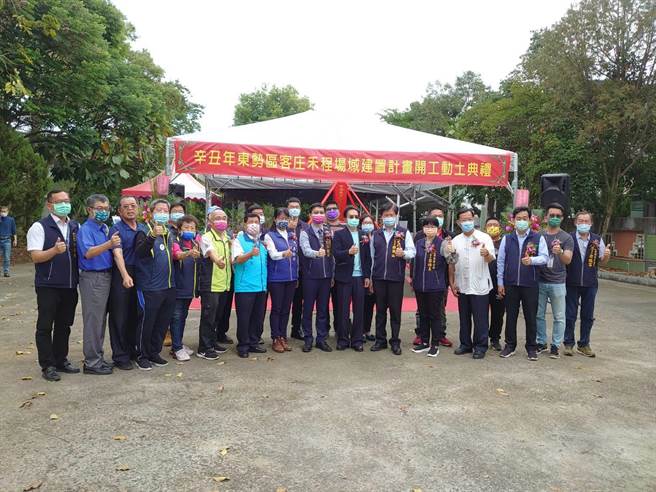 东势区客庄禾埕场域建置计画利用中山国小閒置土地兴建多功能风雨球场。（东势区公所提供／王文吉台中传真）