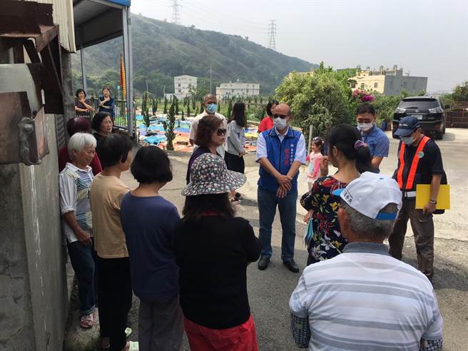 台中市议长张清照协助清水区下湳里荷园街住户争取自来水。（陈淑娥摄）