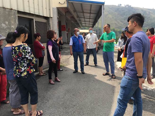 台中市议长张清照协助清水区下湳里荷园街住户争取自来水。（陈淑娥摄）