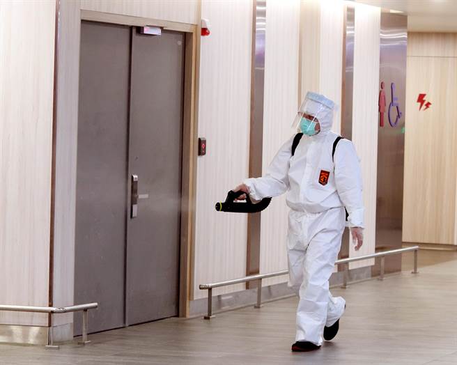 华航机师染疫风暴持续延烧，1名疑似确诊案例4月间曾多次到桃园机场第二航厦美食街用餐，机场公司获报后立即关闭该区并全面消毒。（范扬光摄）