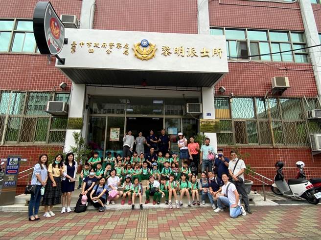 台中市惠文国小学童，到警察局第四分局黎明派出所进行参访。（卢金足摄）