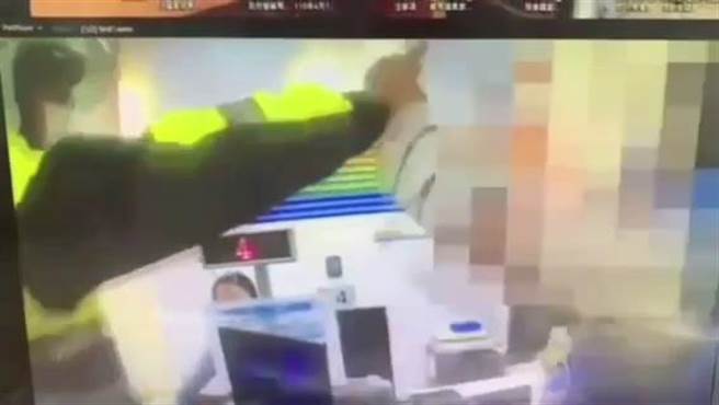 员警到场陈女仍不听制止，遂依社维法将她带回侦办。(翻摄照片／林郁平台北报导）