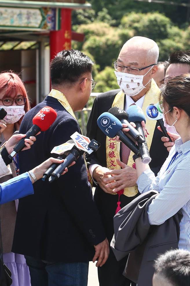 國民黨主席江啟臣（左）與前副總統吳敦義（右）30日一起參加台北松山慈惠堂母娘文化季保民遶境嘉年華起駕儀式，江受訪結束隨即離去，並未與吳敦義握手致意。針對媒體詢問與前主席朱立倫密會的情況？江主席表示，「沒有什麼密會！」黨是一個大家庭。前副總統吳敦義被問到，江啟臣的表現，吳敦義表示，選舉將至，不便發表任何評論。（鄧博仁攝）