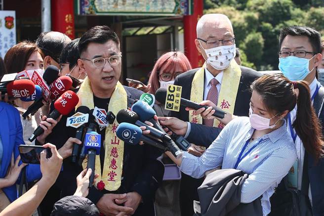 國民黨主席江啟臣（左）與前副總統吳敦義（右後）30日一起參加台北松山慈惠堂母娘文化季保民遶境嘉年華起駕儀式，針對媒體詢問與前主席朱立倫密會的情況？江主席表示，「沒有什麼密會！」黨是一個大家庭。前副總統吳敦義被問到，江啟臣的表現，吳敦義表示，選舉將至，不便發表任何評論。（鄧博仁攝）