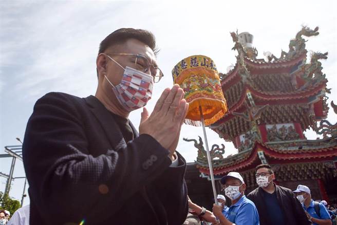 國民黨主席江啟臣30日參加台北松山慈惠堂母娘文化季保民遶境嘉年華起駕儀式，被問到媒體稱以「台灣，世界上最危險的地方」為題的報導，江表回應，我們一再對執政黨或對岸提出呼籲，台海不應該成為強權爭奪的戰場，報導呼應了我們之前這樣的呼籲。（鄧博仁攝）