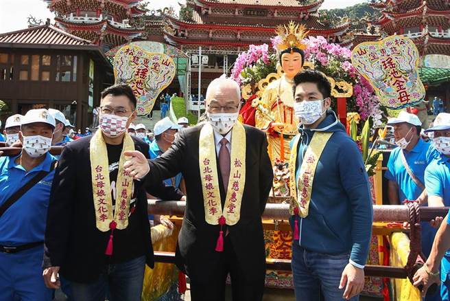 國民黨主席江啟臣（左）、前副總統吳敦義（中）、立法委員蔣萬安（右）30日三人同台參加台北松山慈惠堂母娘文化季保民遶境嘉年華起駕儀式。（鄧博仁攝）