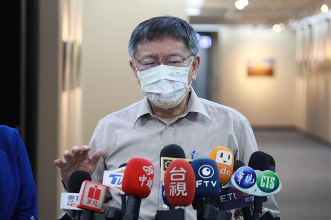 北投分局29日发生枪击犯投案，但却由13名小弟招摇护送，引发警政署震怒，严重影响警察形象为由，要分局长陈炯志立刻下台负责，但遭柯文哲拒绝。（黄婉婷摄）